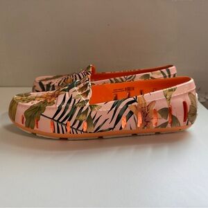 Women’s Floafers Peach Floral New Size 7 waterproof slip on